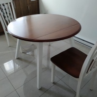 Table ronde avec 2 chaises.