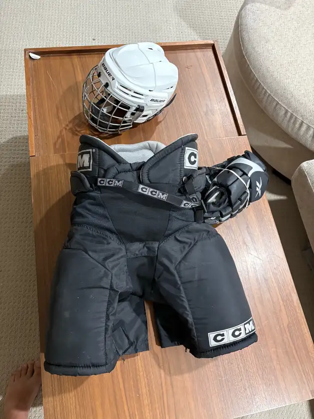 kids hockey gear  in Hockey in Guelph - Image 5