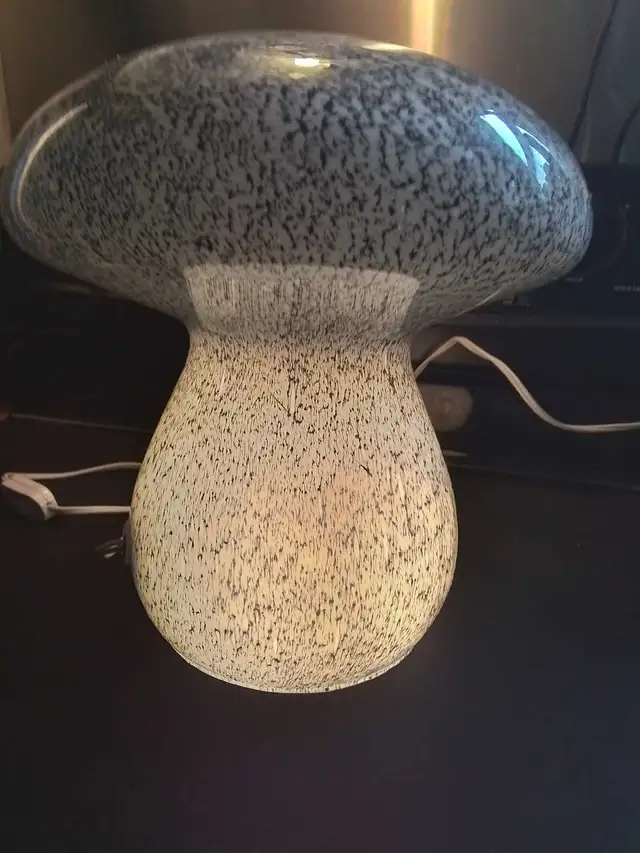 Vintage Murano Art Glass Mushroom Lamp 10.5 "D & 11.25 "H in Indoor Lighting & Fans in City of Toronto - Image 5