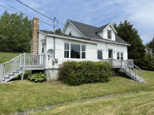 Cute refurbished typical farmhouse available June 20, 26 in Seabright off Woodens road for $1800 per...