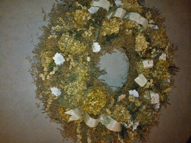 HUGE Dried Arrangement Wreath in Home Décor & Accents in Hamilton