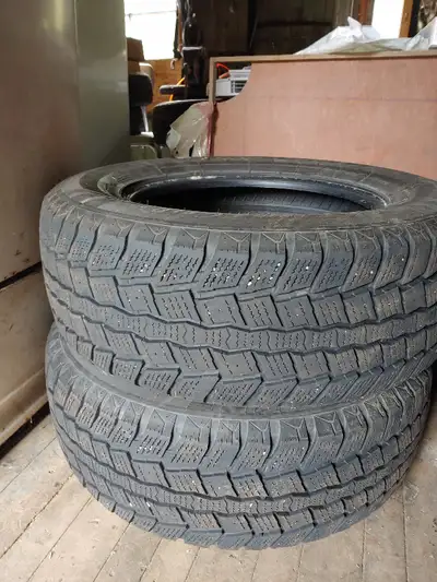 2 Pneus d'hiver Winter Claw LT 275/65R18 10 plis usagés. Vrai pneus d'hiver.
