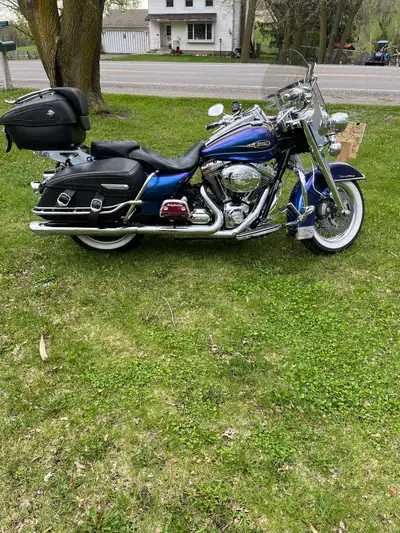09 road king with lots of extras. CNC ported screaming eagle 113R top end kit with tuner. Vance and...