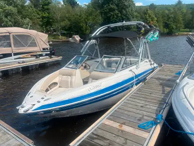Bateau Glastron 215 2011 très bien entretenu, intérieur impeccable. Moteur Mercruiser 5.0L avec seul...