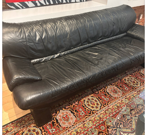 Black leather sofa dans Sofas et futons  à Ville de Montréal