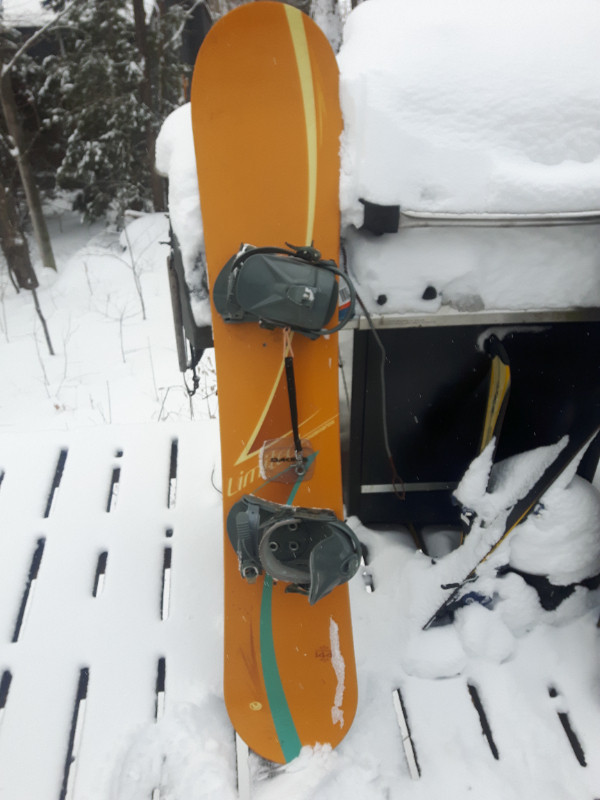 LIMITED 144CM SNOWBOARD WITH BINDINGS in Snowboard in Gatineau