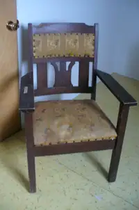Chaise antique en bois avec accoudoirs