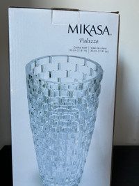 Vase de cristal Mikasa pour 15$ Neuf, encore dans sa boîte. 