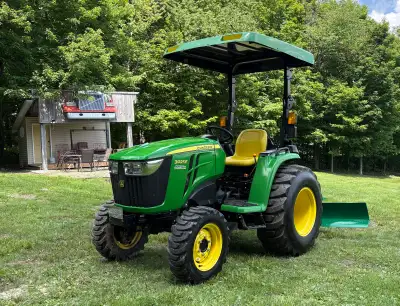 Tracteur John deere 3025e comme neuf Seulement 79 heures Vient avec gratte,toit et débroussailleuse