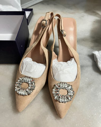 NEW Women’s 9 Kitten Heel Elegant Formal Shoes