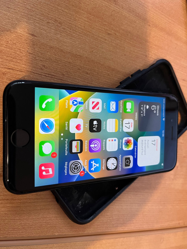 iPhone SE 64 Gb black dans Téléphones cellulaires  à Ville de Montréal