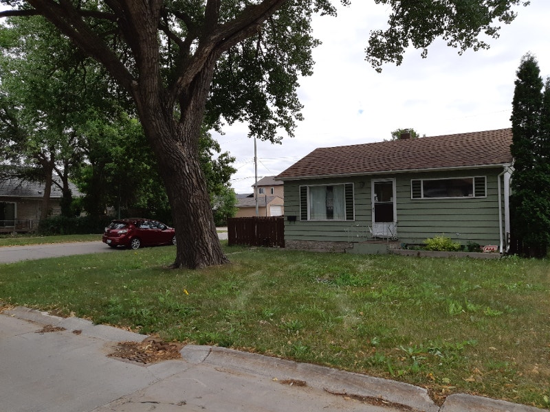 Brooklyn Area 2 bedroom home. Close to Red River College. Long Term
