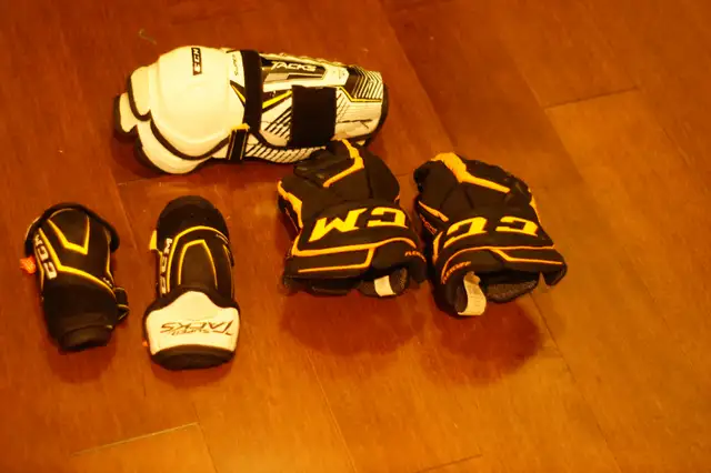 Youth Hockey Elbow pads and gloves in Hockey in Mississauga / Peel Region - Image 2