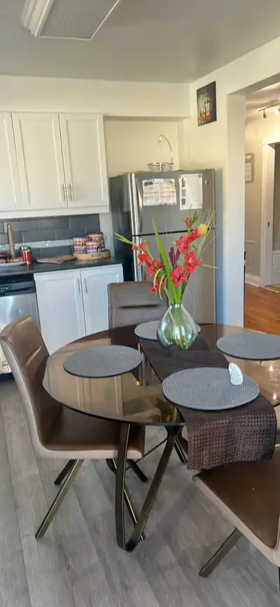 Chambre tous compris à loue À Anjou, proche de plusieurs centre commercial Le prix inclut: L’ameuble...