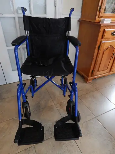 Couleur BLEU ET NOIR Chaise Hugo Transport 230$ négociable servi seulement 3 fois dans la maison, ét...