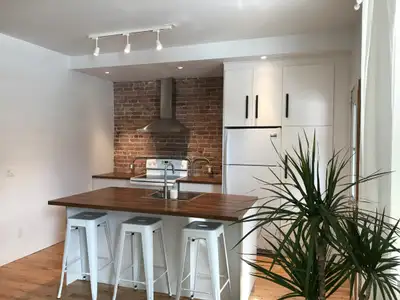Rez-de-chaussé, 2 étages, 3 chambre avec cour/Métro St-Henri
