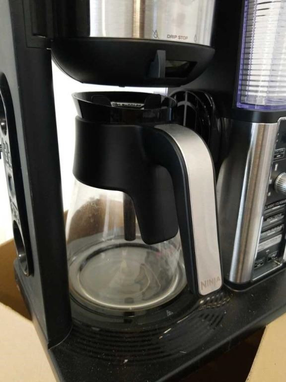 Ninja CM401 10-Cup Stainless Coffee Maker in Coffee Makers in Burnaby/New Westminster - Image 4