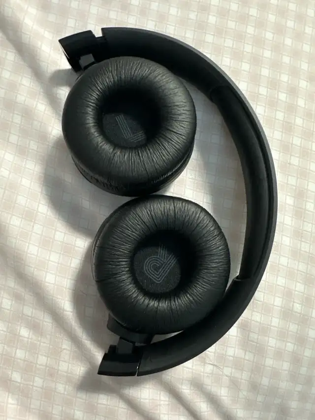 JBL wireless headphones552036954990202881
