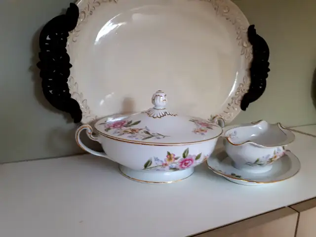Flower Porcelain Dinnerware Set Like New64573299682305122