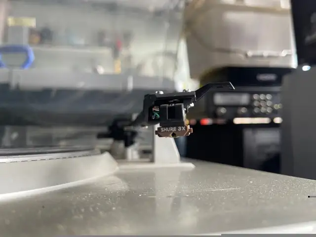Spectrum turntable, JVC receiver in Stereo Systems & Home Theatre in Markham / York Region - Image 4