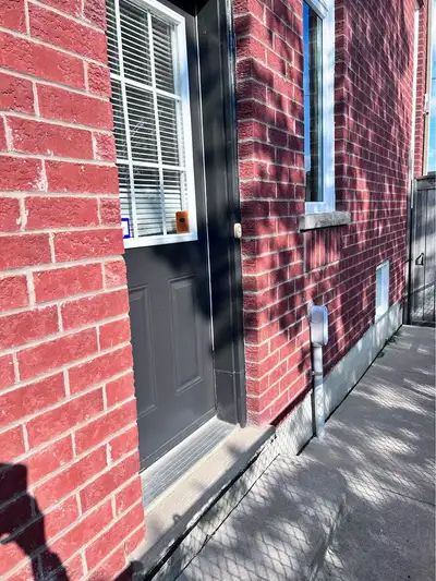 Wanless and McLaughlin 2 Bedroom + Den 1 Bathroom 2 Living Rooms Very Spacious, and Bright with Larg...
