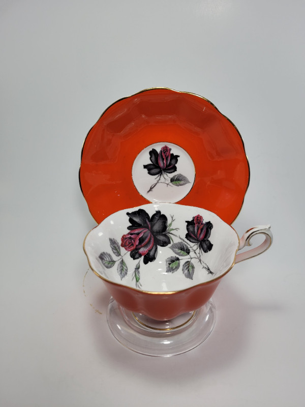 Tasse Royal Albert Masquerade Series (Orange) Teacup dans Art et objets de collection  à Longueuil/Rive Sud