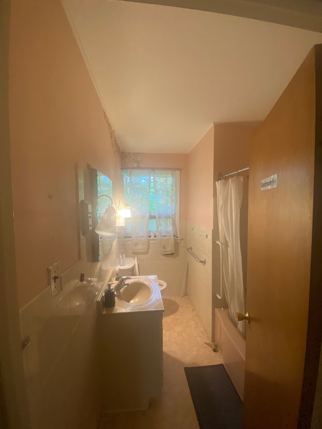 Room available on highway 7 near to Seneca college. Room Rentals