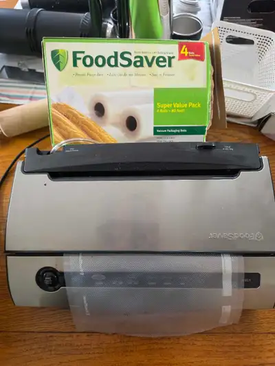 This pre-owned FoodSaver V3840 Vacuum Sealer provides an efficient way to preserve food, keeping you...