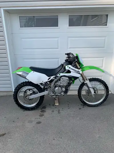 Kawasaki Klx300R 2004 Très bien entretenue au fil des ans Je suis le deuxième propriétaire Fonctionn...
