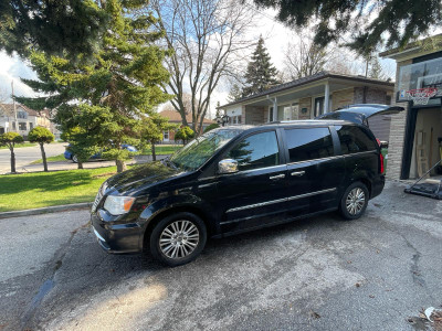 2012 Chrysler Town & Country (Fully Loaded)
