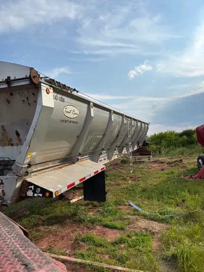 2010 trout river 48’ box No belt / chain Box only located in PEI Can help arrange shipping Box is in...
