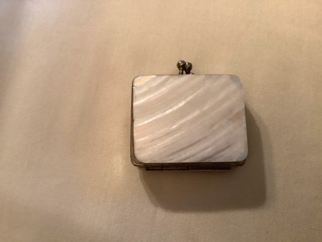 Antique (1906) Souvenir Mother of Pearl Coin Purse in Arts & Collectibles in Belleville - Image 2