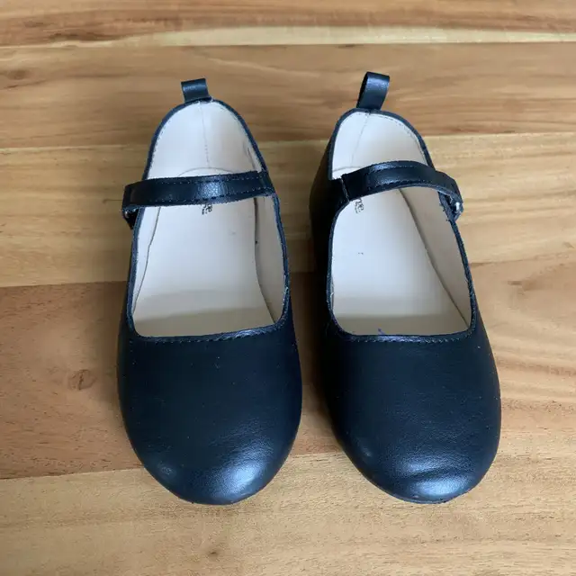 Size 9 - George Kids Shoes in Kids & Youth in Ottawa - Image 3