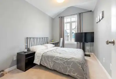 ️⚜️Fully furnished bedroom for rent in a 2-bedroom, 2.5-bathroom townhome in Whitby, Ontario. ️⚜️Spa...