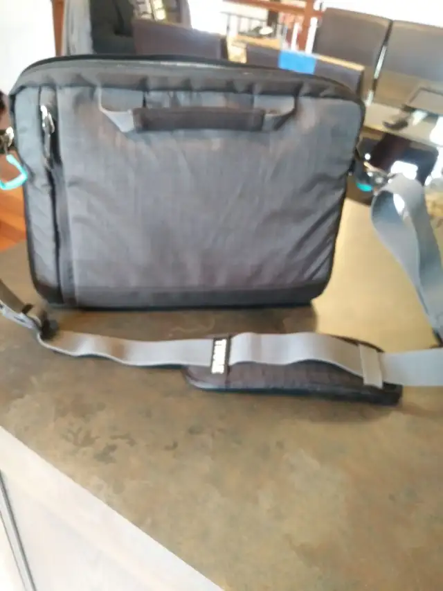 Très beau sac/mallette NEUVE Thule Subterra à moitié prix in iPad & Tablet Accessories in Saint-Hyacinthe - Image 2