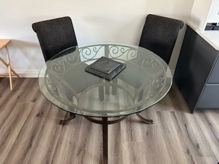 Round Dining table with 6 chairs in Dining Tables & Sets in Edmonton - Image 2