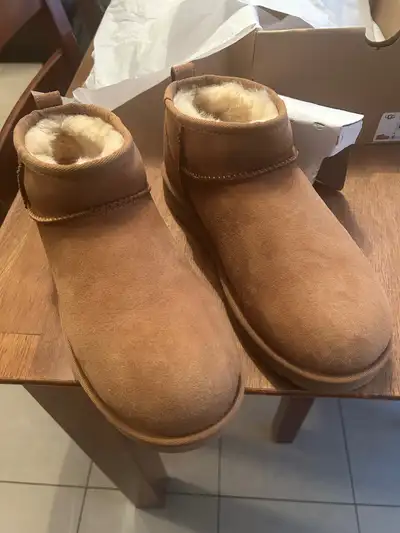 Brand new women’s size 8 classic ultra mini Ugg boots in chestnut colour. Pick up Bathurst and Ruthe...
