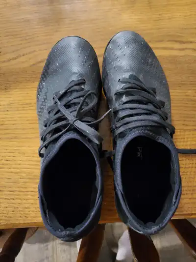 Great condition size 9 indoor soccer cleats., View more