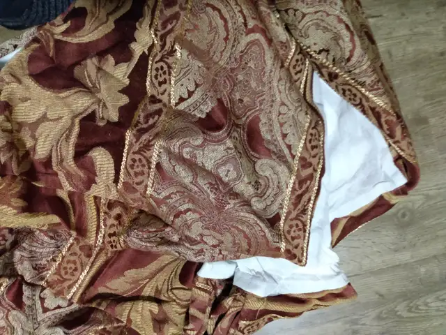 Queen Comforter Seat in Bedding in St. Catharines - Image 4