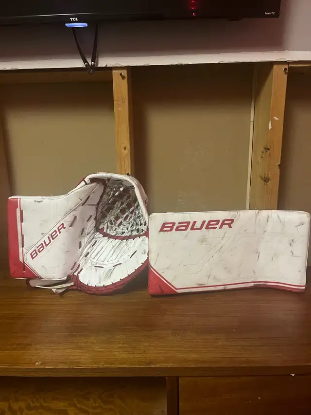 Bauer Mach Goalie Equipment in Hockey in Peterborough - Image 11