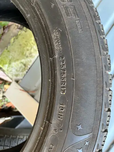 4 pneus d’hiver Michelin grandeur 225 75R17 pratiquement neuf sans les rims. Argent comptant seuleme...