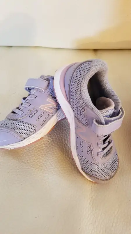 New balance running shoes kid children size 9 in Kids & Youth in City of Toronto - Image 3
