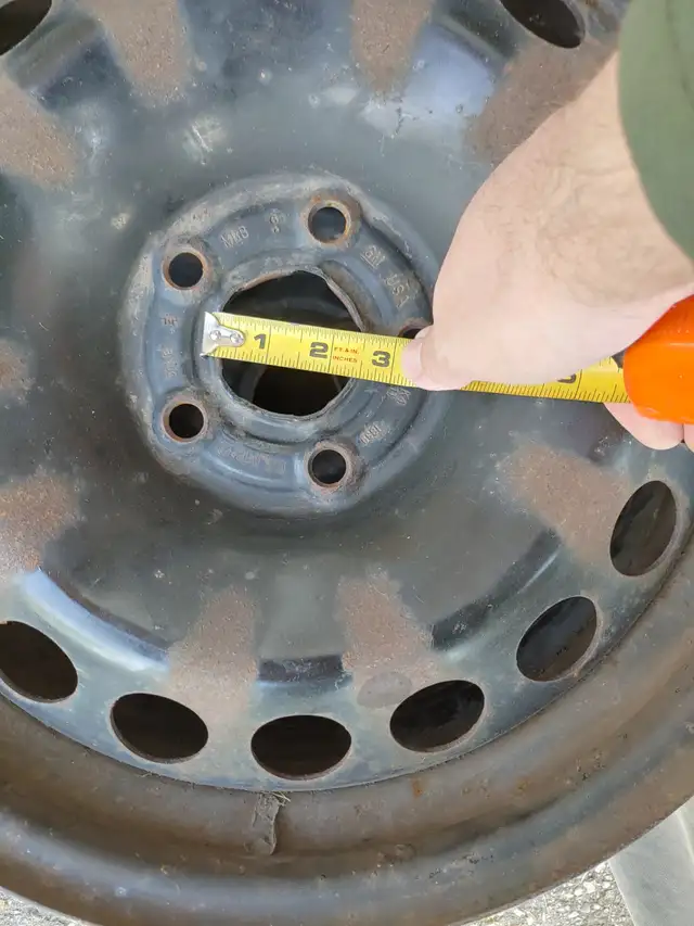 4 16 inch steel rims GM oem in Tires & Rims in Oshawa / Durham Region - Image 4