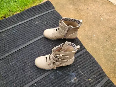 Justice Girls Boots size 2, View more