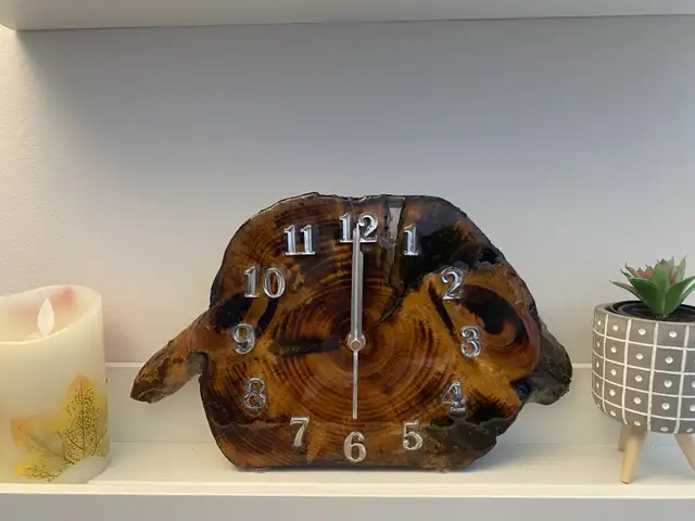 Horloge De Table en Bois/Wooden Table Clock Naturel Handmade in Home Décor & Accents in Gatineau - Image 4