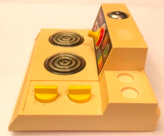 Fisher Price Stove Top #919 Magic Glow Burners & Metal Cookware in Toys & Games in St. Catharines - Image 4