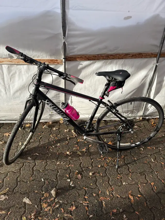 vélo  de route Specialized in Cruiser, Commuter & Hybrid in Laval / North Shore - Image 4