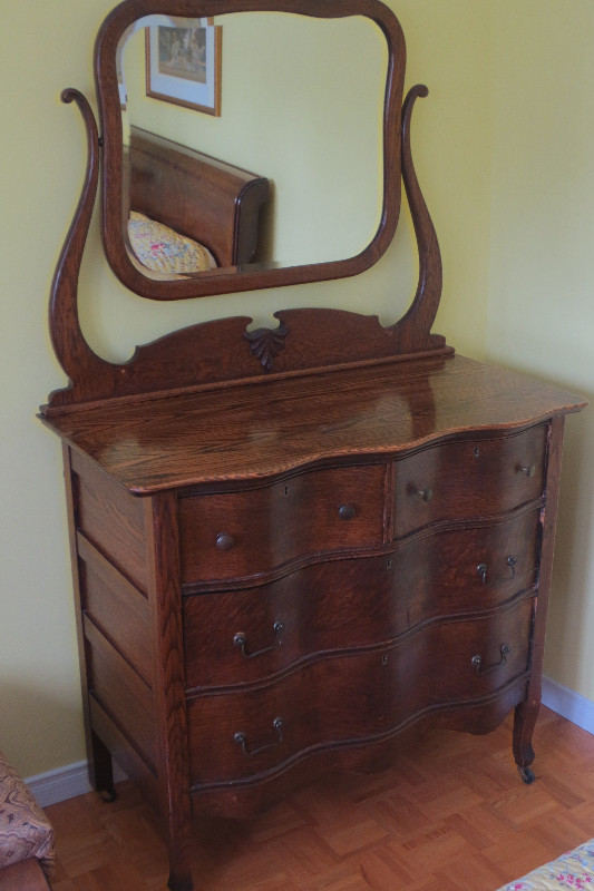 Commode antique en chêne avec miroir dans Commodes et armoires  à Longueuil/Rive Sud - Image 2