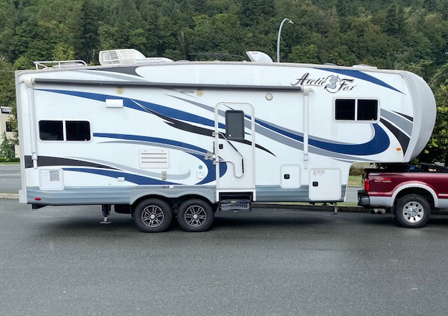 2017 Arctic Fox Fifth Wheel (Silver Addition) 4 Season in Travel Trailers & Campers in Burnaby/New Westminster - Image 2