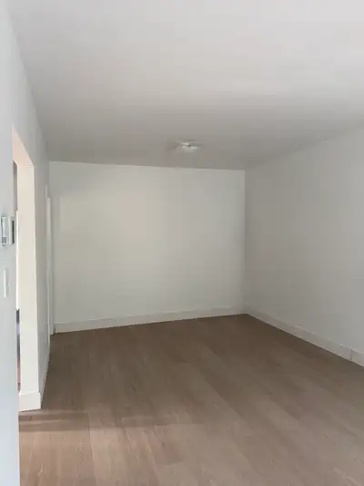 Grand et beau 5 1/2 rn haut duplex situé dans un quartier résidentiel et calme. Fraîchement rénové ....